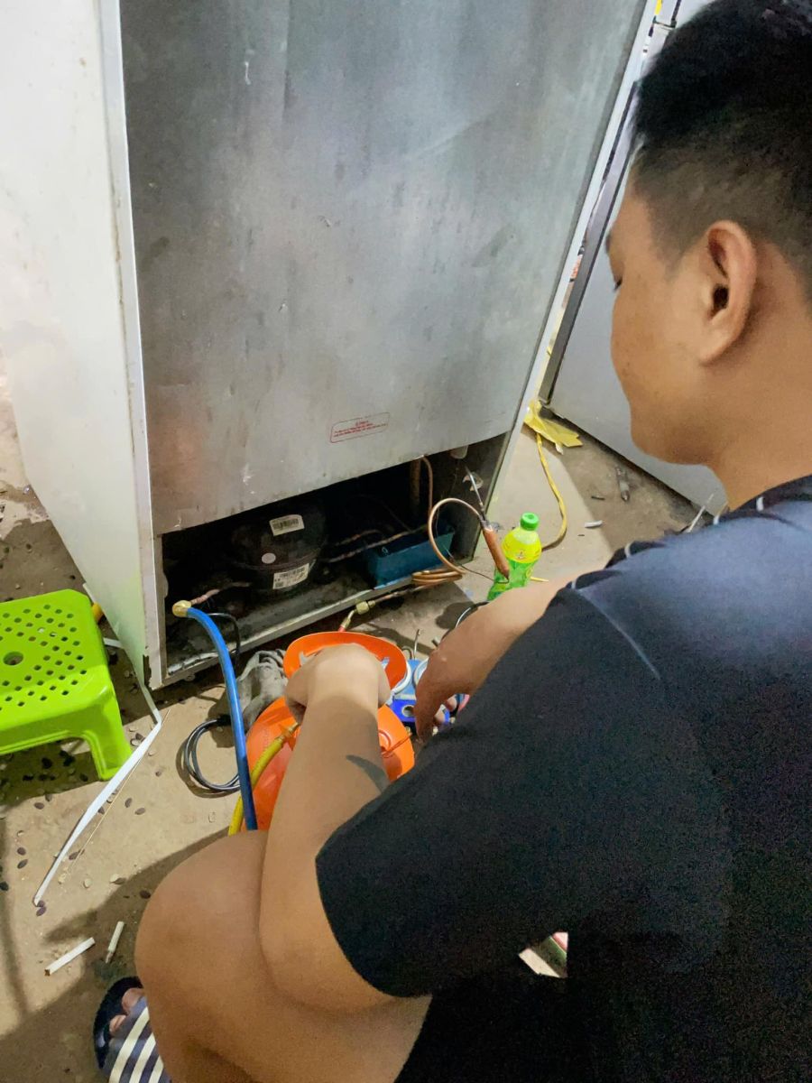 Sửa lốc tủ lạnh - Giải pháp tối ưu cho các vấn đề về máy làm lạnh gia đình và doanh nghiệp